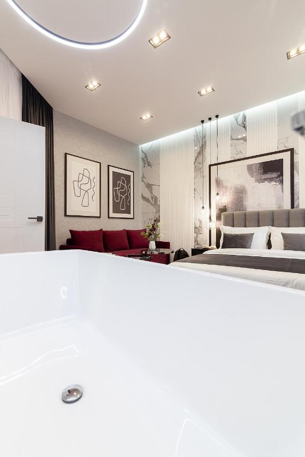 Lovely Apartment On Drahomanova Street Lviv Exterior photo